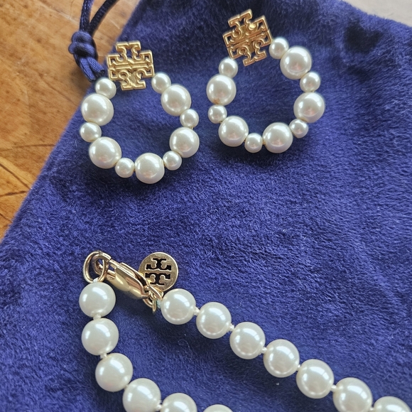 Tory Burch Pearl Necklace with Gold Details - Picture 2 of 5